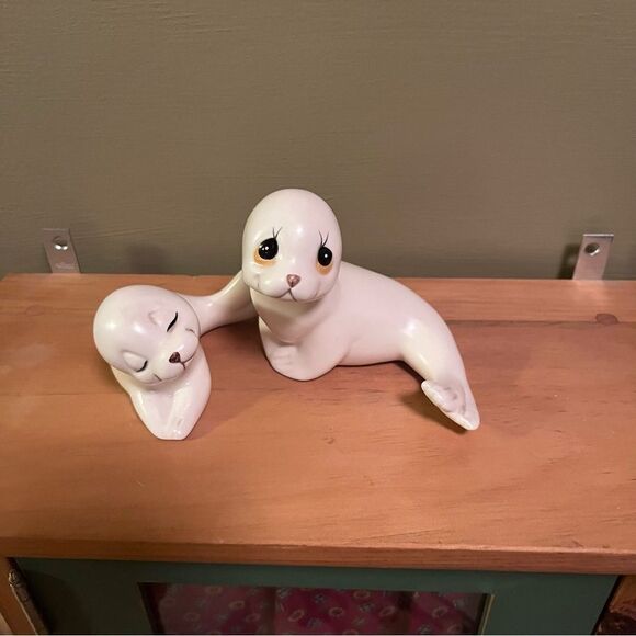 Oxford Ceramic Seal Figurines Big Eyes Mom and Sleepy Baby - Picture 2 of 9